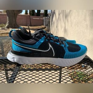Nike Men's React Infinity Flyknit 2 Black and Blue Orbit Athletic Shoes